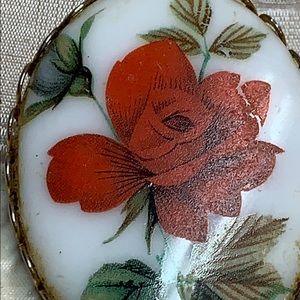 -Nice vintage porcelain red flower 🌺 brooch